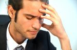 悩んで消耗している男性