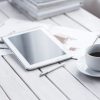 テーブルに置かれたタブレットとコーヒー