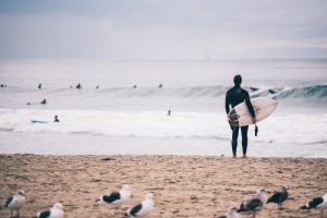 海辺に佇むサーファー