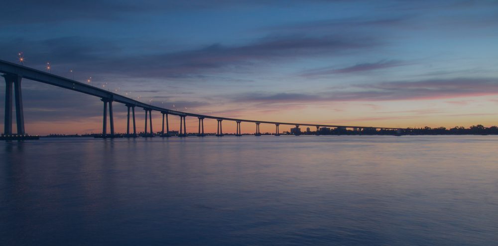 夕暮れの海にかかる橋